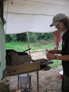 Vaření v táborové kuchyni